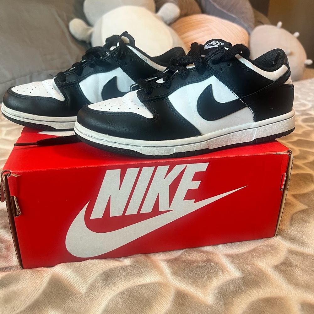 Nike - Used Youth Size 2.5 Dunk Low (Panda)